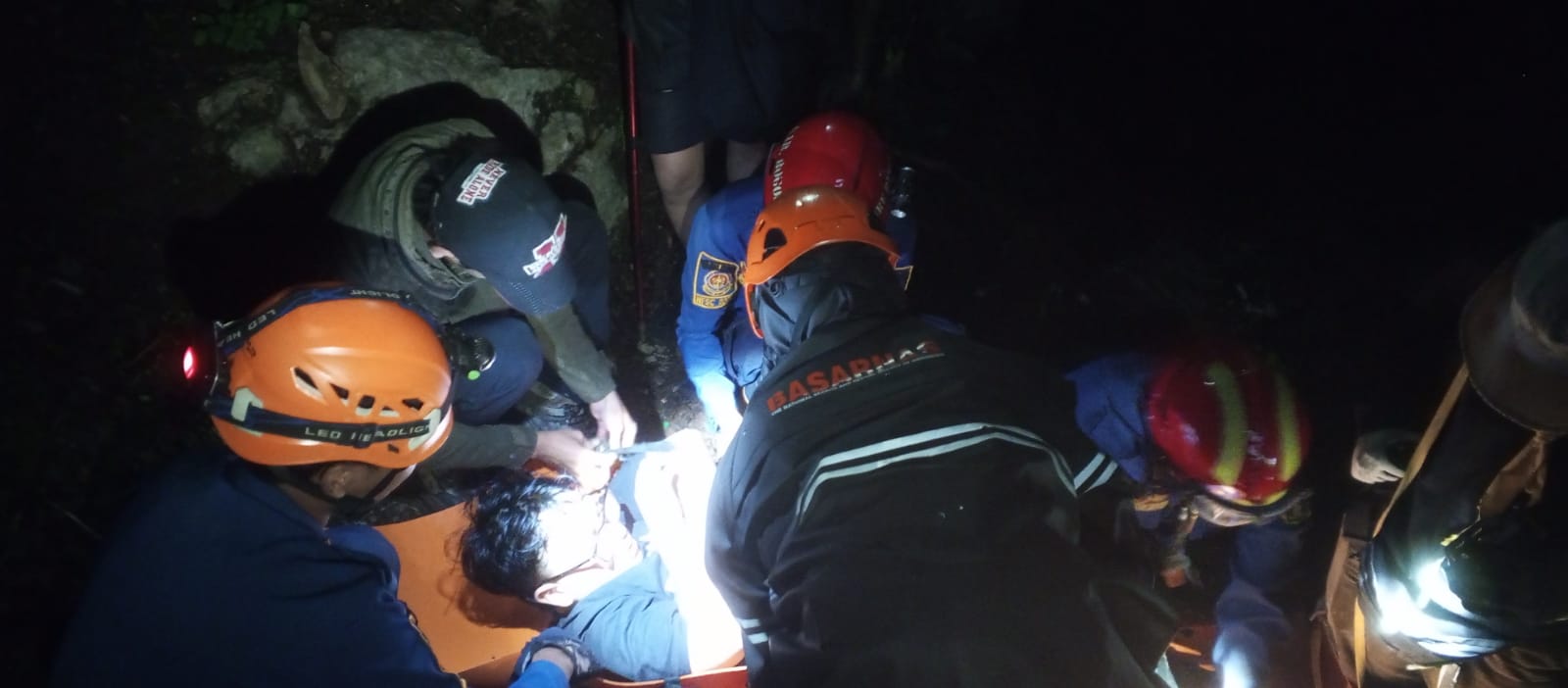 BASARNAS BERSAMA UNSUR SAR GABUNGAN BERHASIL EVAKUASI KORBAN YANG TERSIRAM AIR PANAS DI GUA SIBIUK BOGOR